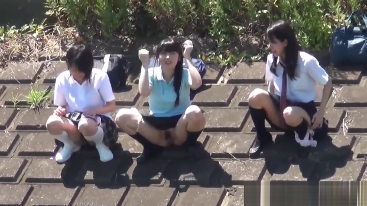 China Asian teenagers peeing in bushes XXXShare