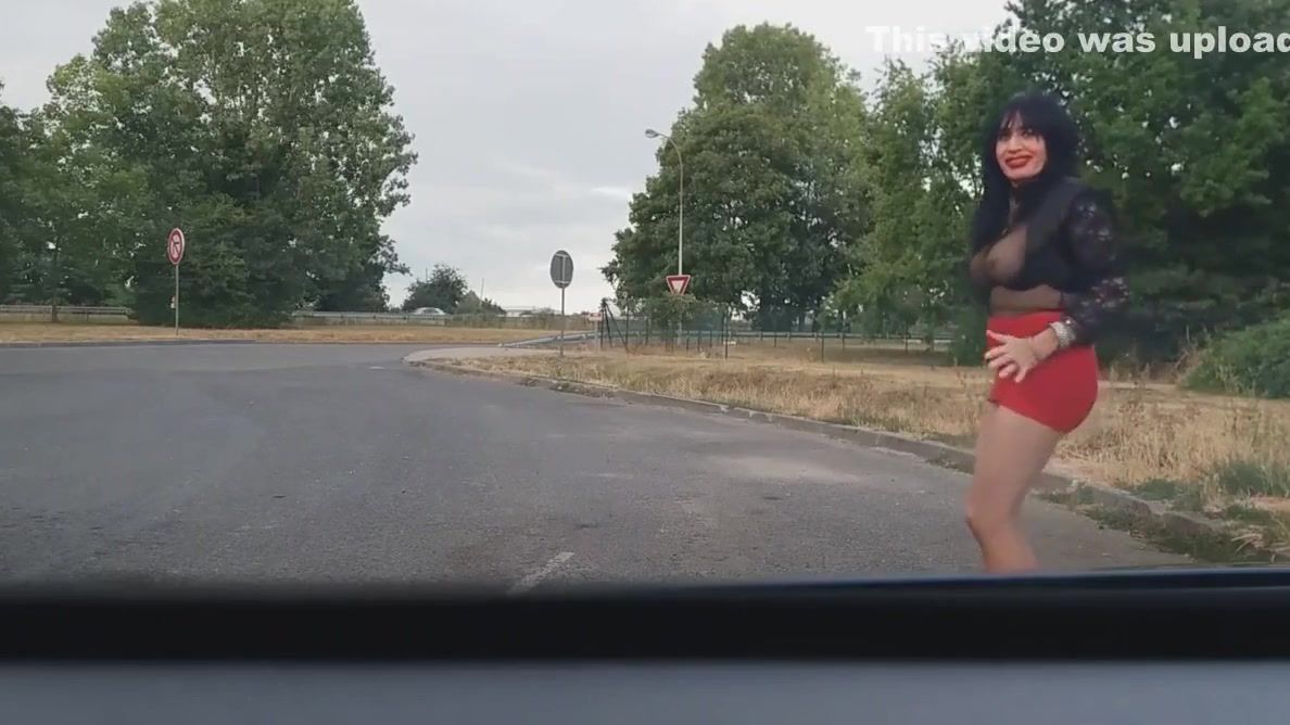 Highschool pute arabe danse topless sur un parking Studs