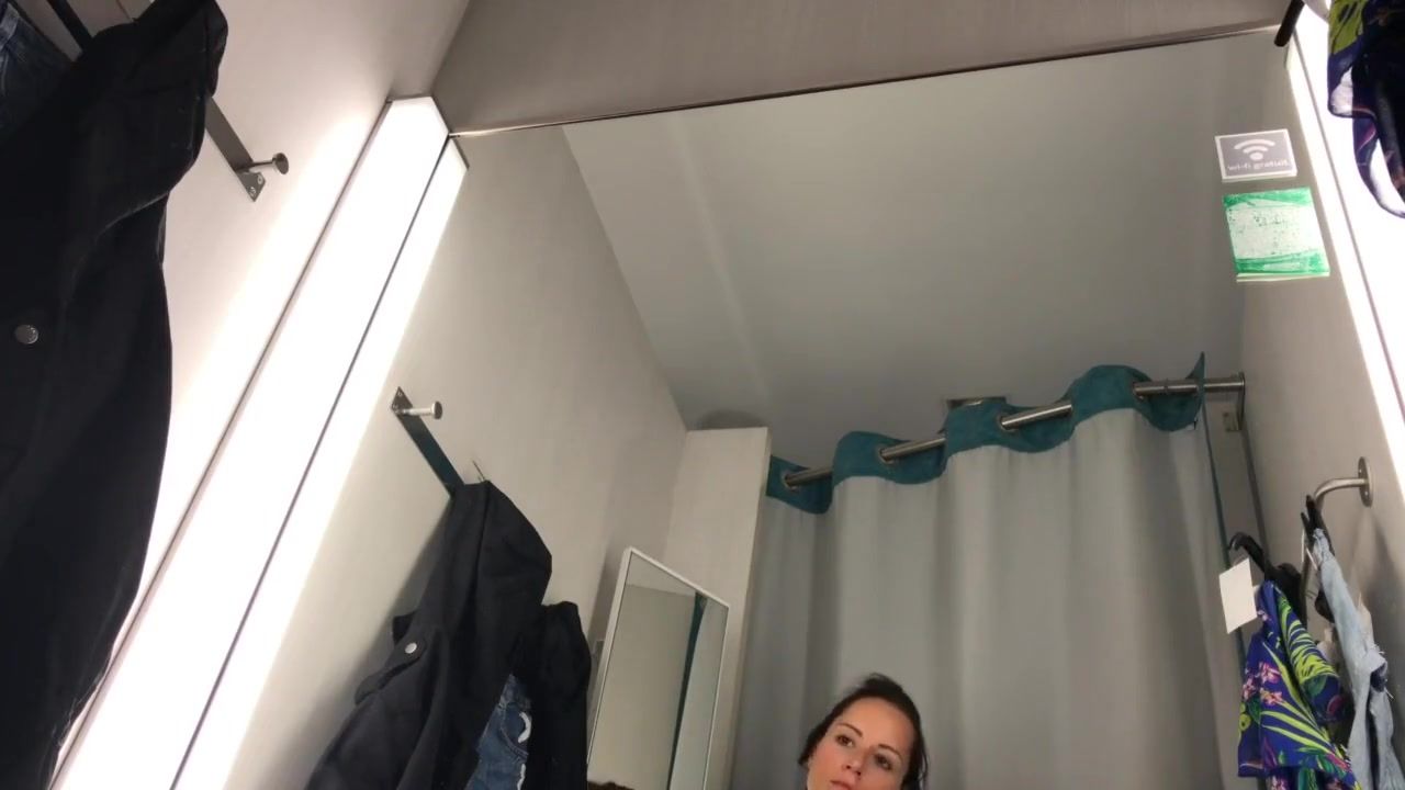 Amateur Public masturbation in changing room - VERY HOT !!! DTVideo