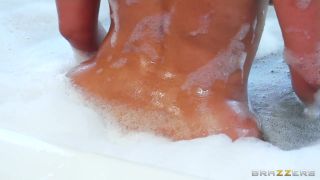 Pretty Diamond Kitty taking a bath and sucking two cocks at the same time TNAFlix