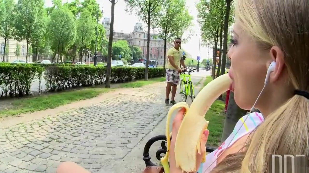 Infiel Tourist chick gets picked up and Fucked Deep after eating a Banana Horny Slut