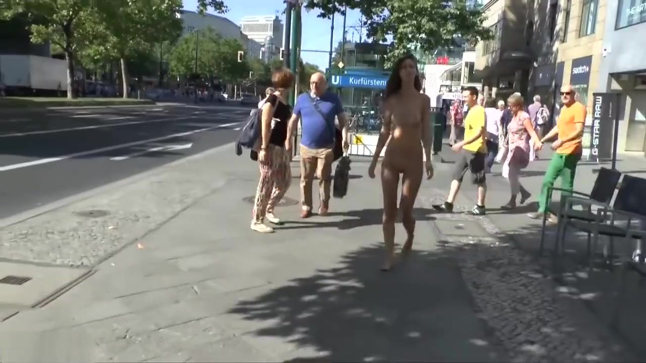 Teenporn A lonely girl naked in Berlin Flexible - 1