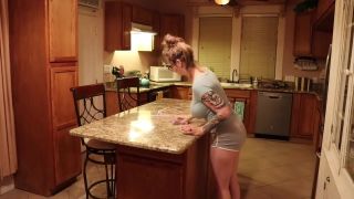 Hot Girl Pussy Cage the Mom cleaning a counter top for our pleasure Trap