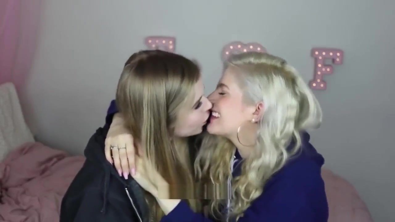 Home Lesbian Youtubers kisses Hardsex - 1