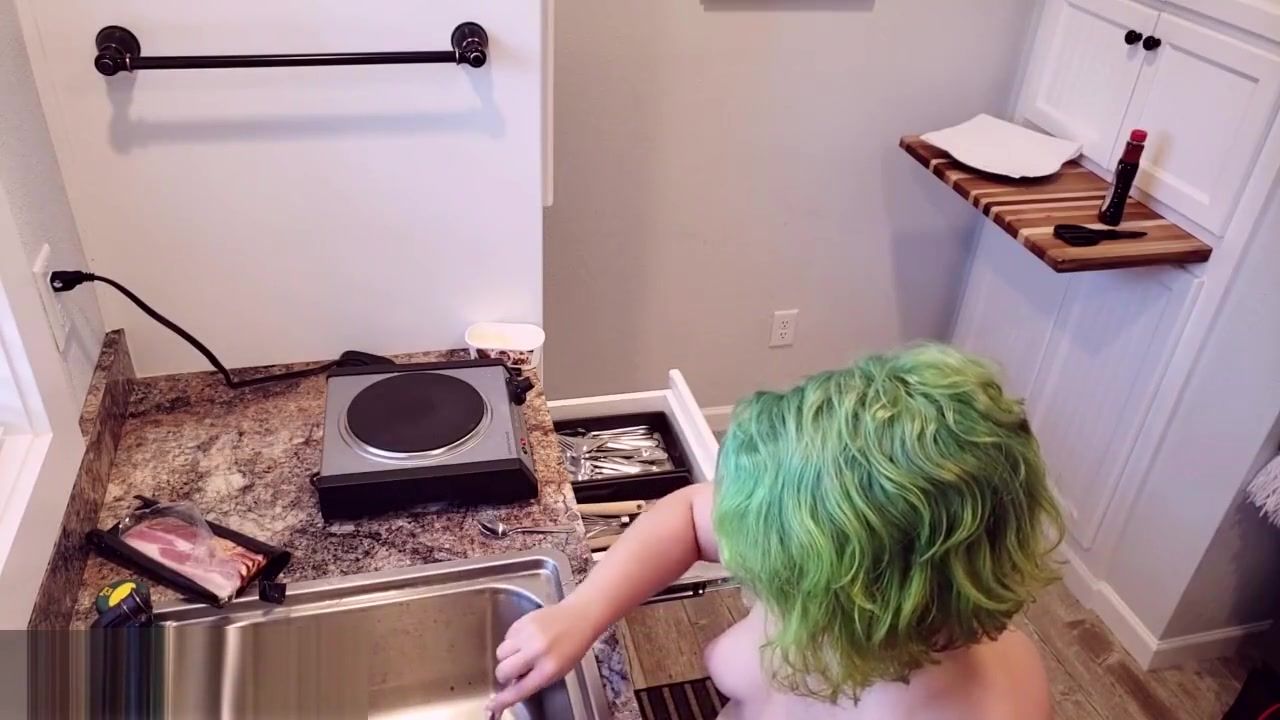 College Sexy Cooking with Kiwwi - Blowjob and Bacon!!! *Short Version* Novinho - 1