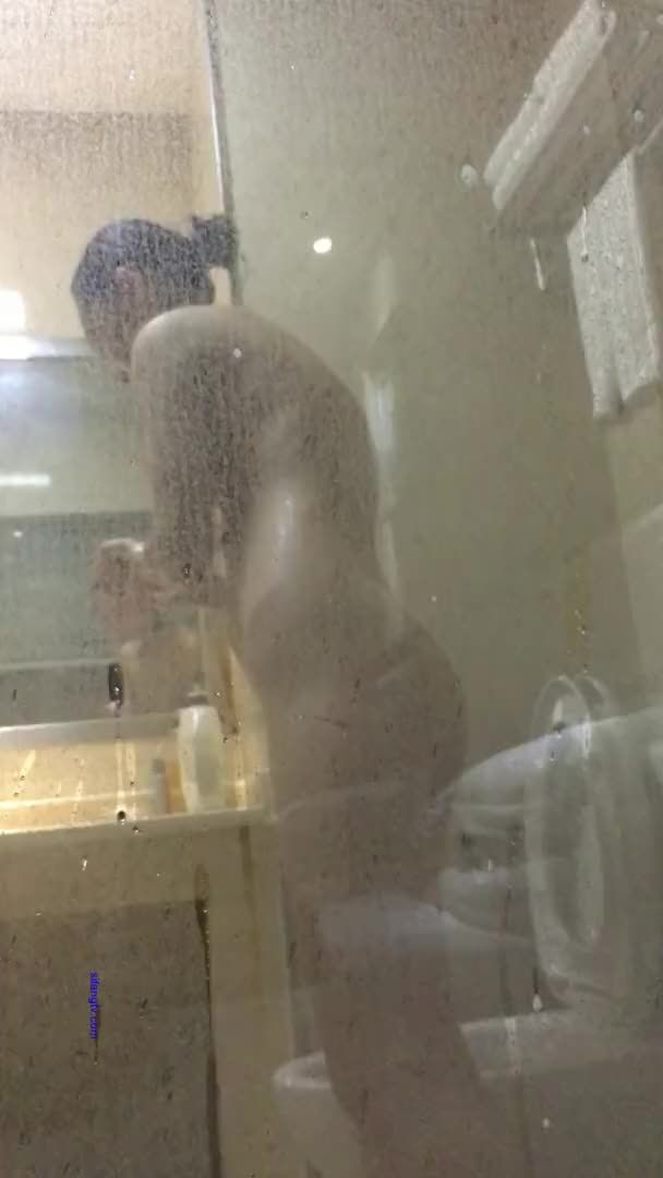 Hardfuck 小伙隔着玻璃拍女友洗澡 Brasileira