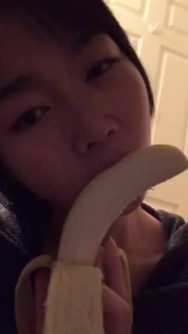 Sola Chinese Practice Her Blowjob Skills With Banana Model