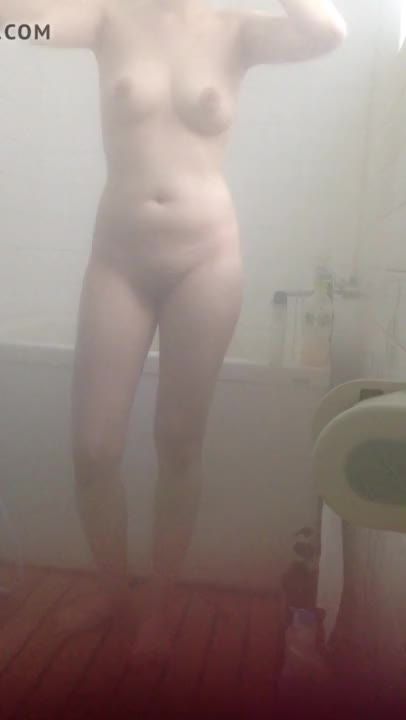 Alternative SG Girl Bathing Big Pussy