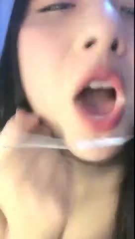 xPee 超可愛的小美女 [ 星 luck]  拿著AV棒淫弄自己的淫穴(Webcam) Amature Porn