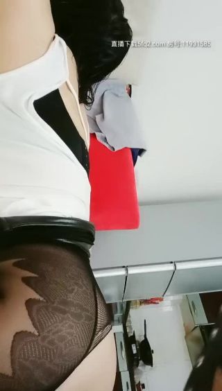 Dick Sucking 偷窺幹媽 洗 澡 換 衣 服 絲 襪 騷 媽 在 做 飯 被 按 在 床 邊 撕 爛 絲 襪 直 接 後 入 爆 草 玩 她 奶 子 讓 她 吃 雞 巴(Webcam) Black