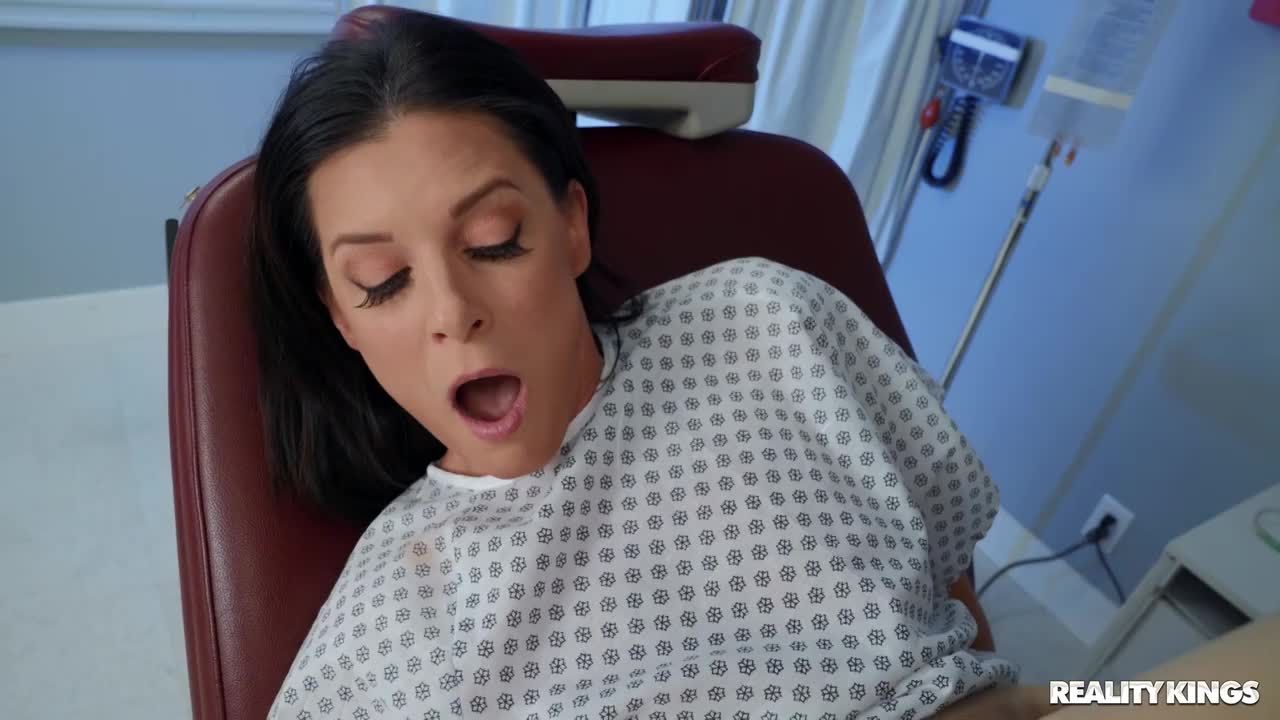 Amatuer Sex Well-Equipped Dr. Blonde Makes MILF Squirt W Fuck Machine - HD VideoBox