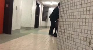 Pendeja 香港地產經紀「樓梯間餵芝士腸」瘋傳，疑似女方老公抓姦流出 1 Public