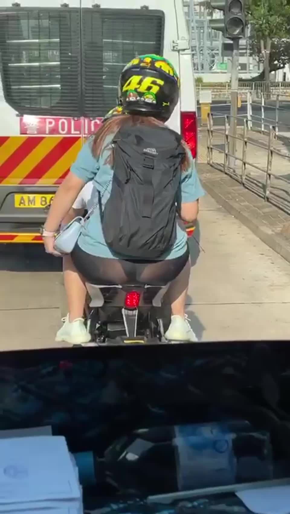 Large 香港電單車女乘客 坐到條透晒成條底褲 後面司機開心到癲咗 Muslim