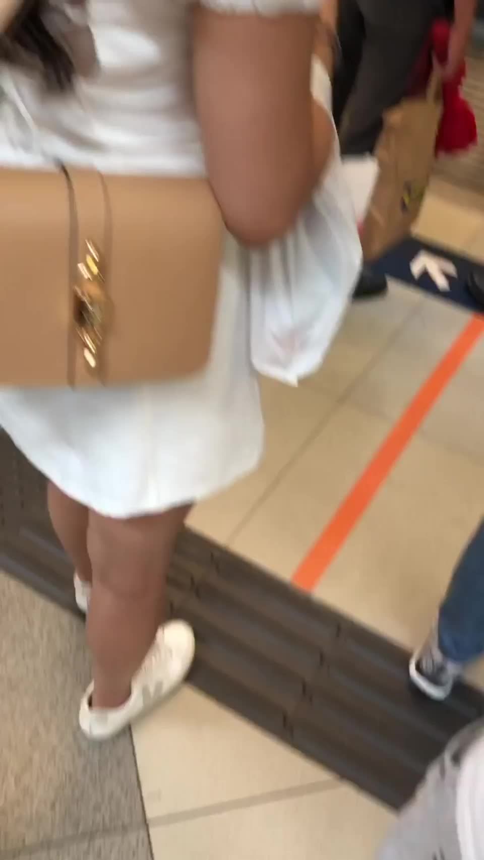 IwantYou 港女著白色公主裙搭地鐵 遭男子「寫真式偷拍」心口爭D走光 1 Teenporn