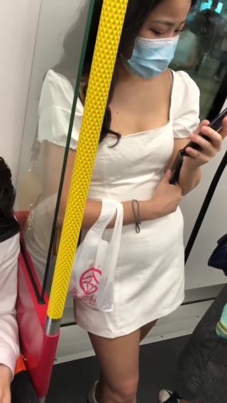 Brasileira 港女著白色公主裙搭地鐵 遭男子「寫真式偷拍」心口爭D走光 2 Tiny Tits Porn