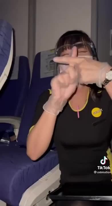 First 新加坡航空Scoot女服務員與乘客饮酒走光流出 Casada