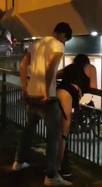 Safada Singapore Chinese Guy Public Doggy Sex With Thailand Girlfriend Behind Orchard Tower Leaked 新加破男生跟泰國女朋友公共做愛自拍 Anale