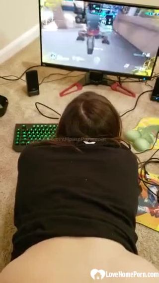 HotXXX Gamer girl wants my dick from behind while she playing a game Follando