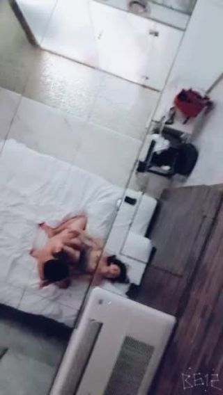 Amateurporn 천장에 거울있는 모텔에서 여친하고 Urine