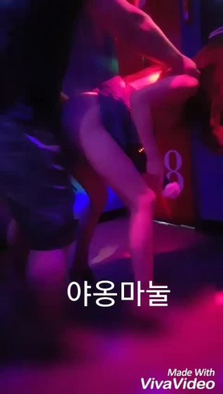 Gayemo 노래방에서 초대남한테 뒷치기 당하는 와이프 PornoPin