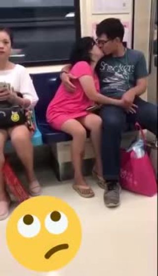 Kissing Singapore Chinese Couple Hanky Panky In MRT 新加坡情人地鐵上激情被偷拍流出 Free Amature Porn