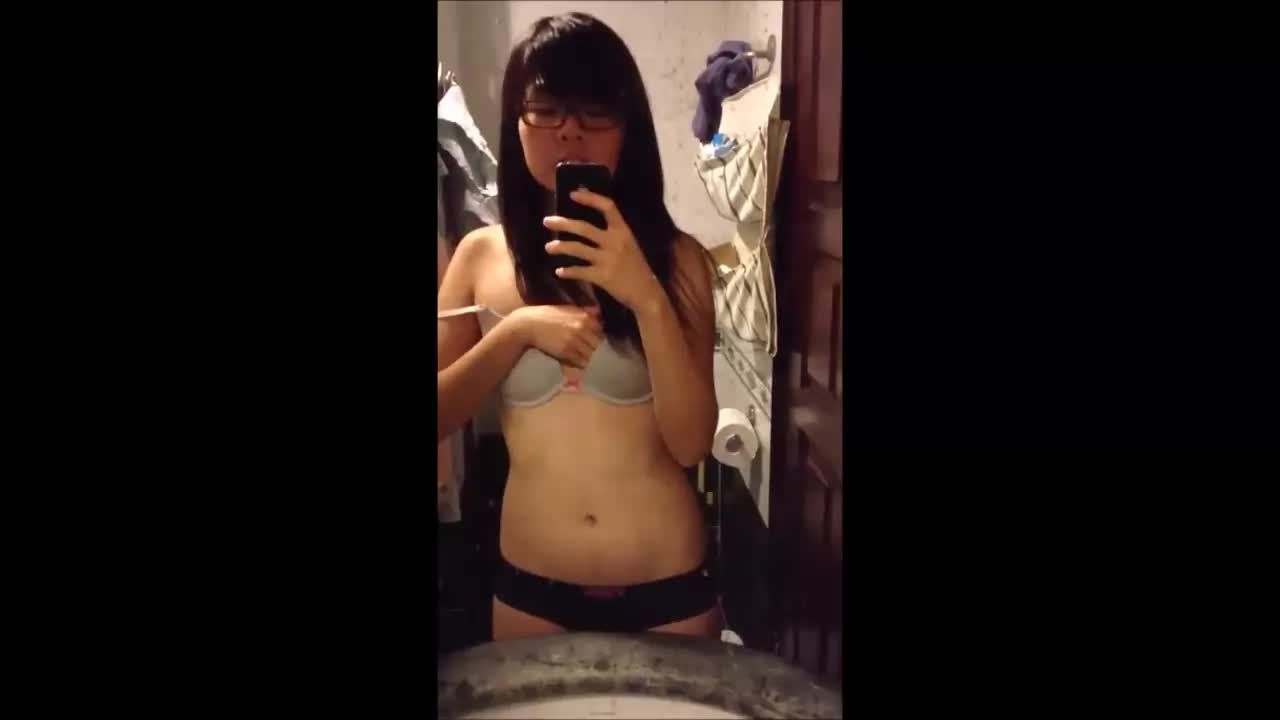 Travesti My Horny Singapore Slutty Chinese Girlfriend Seet Ziwei Teasing With Her Bra On NuVid