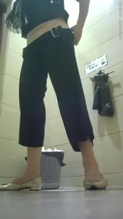 DTVideo CHINESE YOUNG GIRLS PEE IN THE TOILET Transvestite