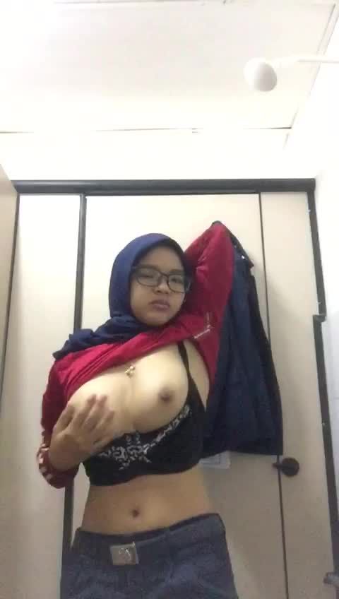Rough Sex Malaysian Customs Officer Films Herself Masturbating in Public Toilet While in Uniform Video Leaked Part 6 馬來西亞海關職員穿著制服廁所自拍流出第六部 Stepfamily