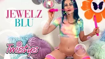 Mistress Twistys - Hot Babe Jewelz Blu Masturbates on Camera Famosa