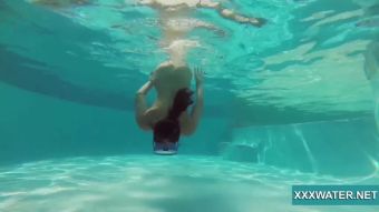 Phat Hot Brunette Slut Candy Swims Underwater Arrecha