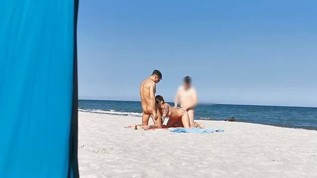 Cams Sharing my Girl with a Stranger on the Public Beach. Threesome WetKelly. White Girl