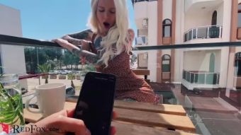 Sentando Sexy Blonde Play Pussy Sex Toy in the Public Cafe Reversecowgirl