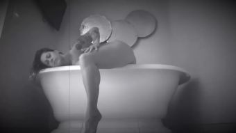 Stripper DD NUDE BATH (Danielle Colby Cushman) Negra