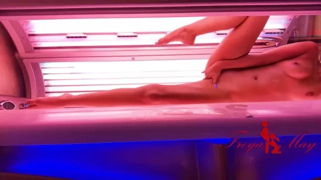 Amateur Porn Solarium Undressing, Oiling my Body and Playnig with my Pussy Mojada