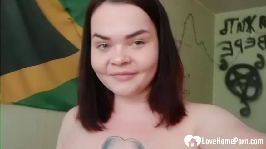 Fodendo Tattooed cutie uses a toy on her cunt Slapping