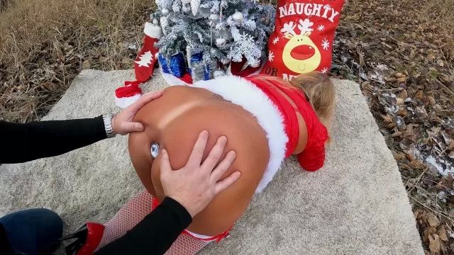 Porn Hiker Caught Spying on Horny Mrs. Claus while she MASTURBATES outdoors! He gets a HOLIDAY SURPRISE! Black Woman
