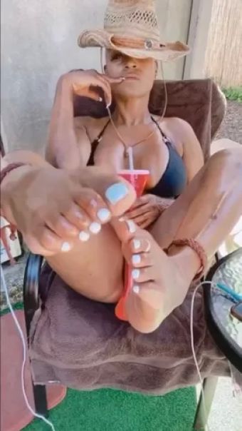 Gordibuena Ebony milf feet soles show Flashing
