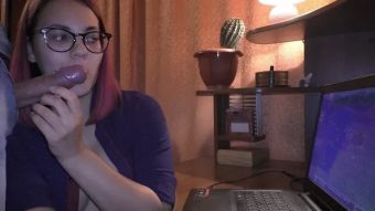 Hoe Gamer Girl does Blowjob without being distracted from the game Mom
