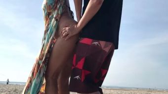 Bunda Grande Real Amateur Public Standing Sex Risky on the Beach !!! People walking near Gay Cock