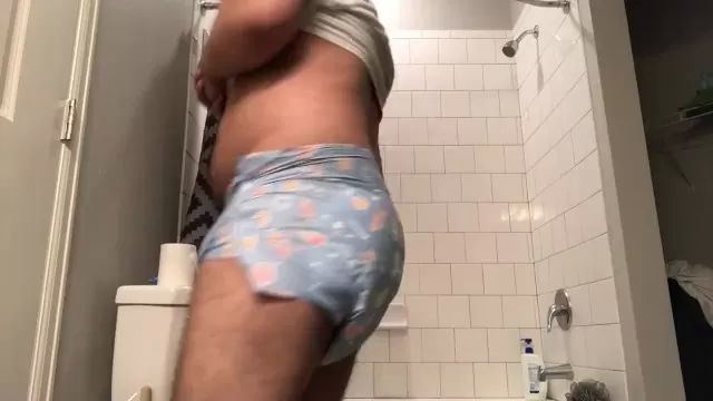 Italiano Chubby cub explores diapers Chupando