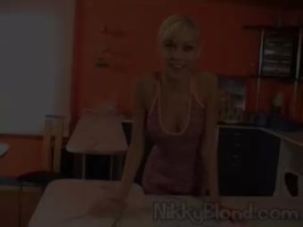 Casting Nikky Blond masturbating with dildo bar until a guy arrive and Fuck her Deepback Housewife