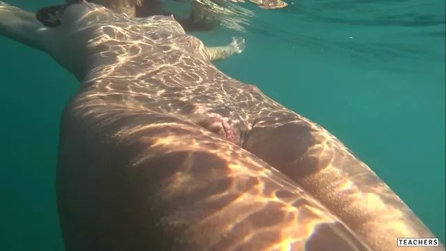 Jocks Nude model swims on a public beach in Russia Hdporner