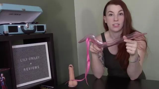 Gape Lily O'Riley Reviewing the Waterslyde Bathtub Masturbation Toy (SFW) Ano