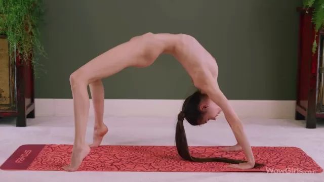 Huge Ass WOWGIRLS Beautiful model Leona Mia performing some yoga exercises absolutely naked Juggs