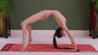 Perfect Ass WOWGIRLS Beautiful model Leona Mia performing some yoga exercises absolutely naked Dress