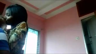 ShowMeMore Desi Girl Kissing BF and Sucks Dick Leaked MMS Ero-Video