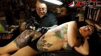Creamy Marie Bossette gets a painful tattoo on her leg Bunda Grande