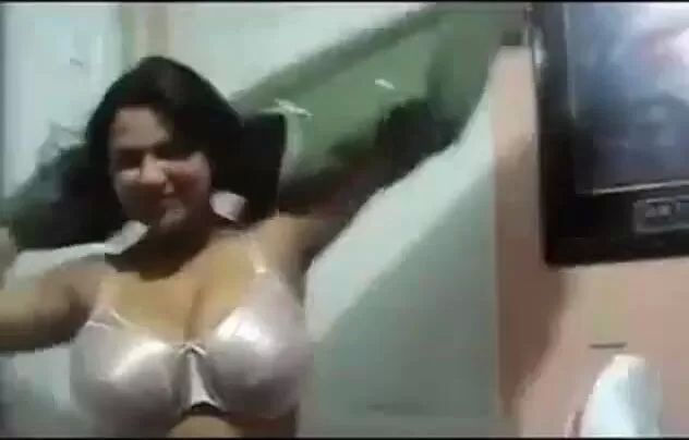 Ball Sucking Amateur-Video, kurvige Frau aus Indien und Freund Gay